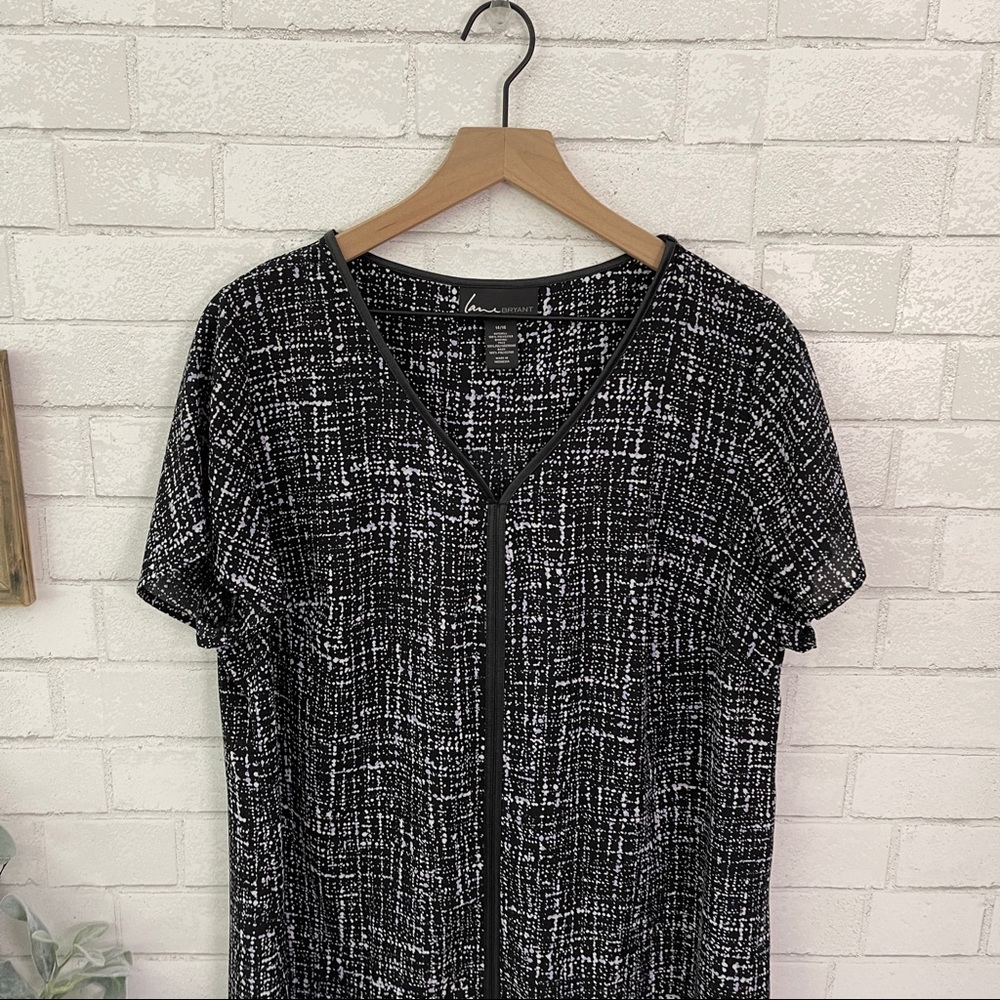 LANE BRYANT Black Spatter Pattern Leather Trim Hi-Low V-Neck Top - Picture 2 of 12